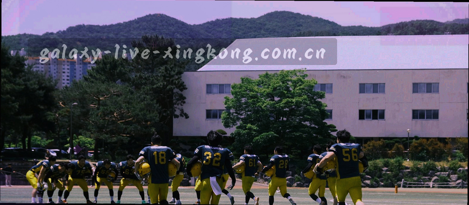 深色数据仪表盘与轨道线条叠加的抽象背景